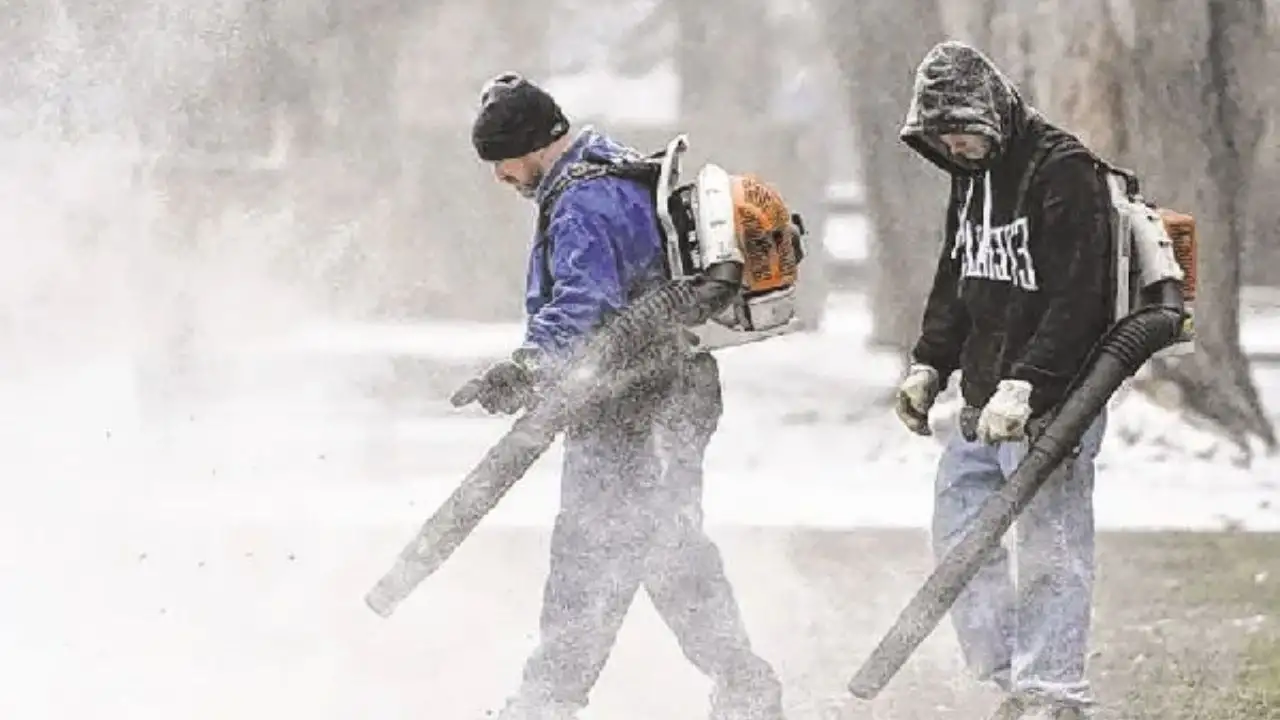 Can leaf blowers remove snow